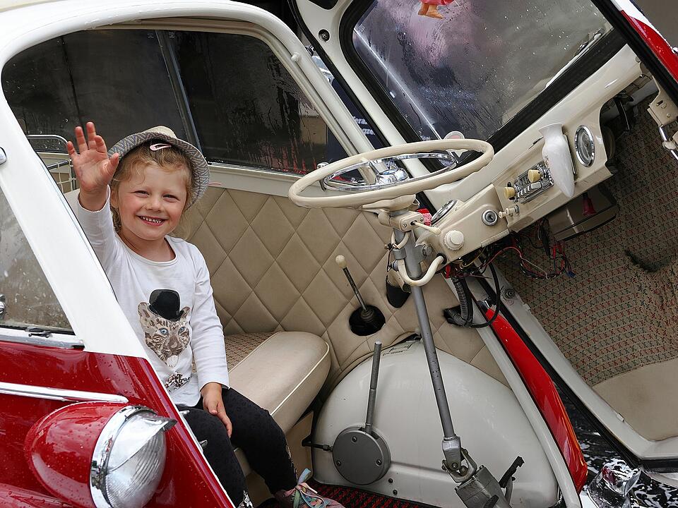 Oldtimer, US Cars, Traktoren und Motorräder.