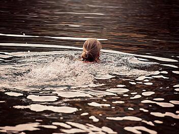 Schwimmen im See ist erfrischend.
