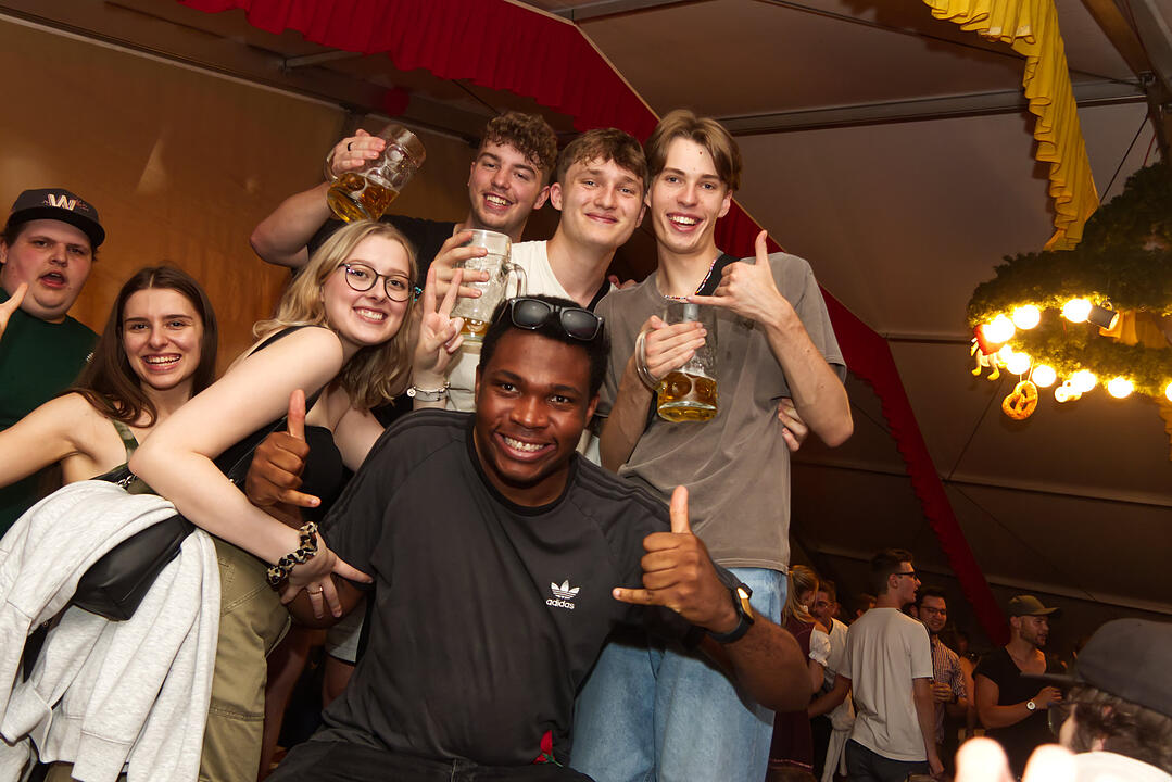Musik im Festzelt gab es mit der Band "KLOSTERGOLD"