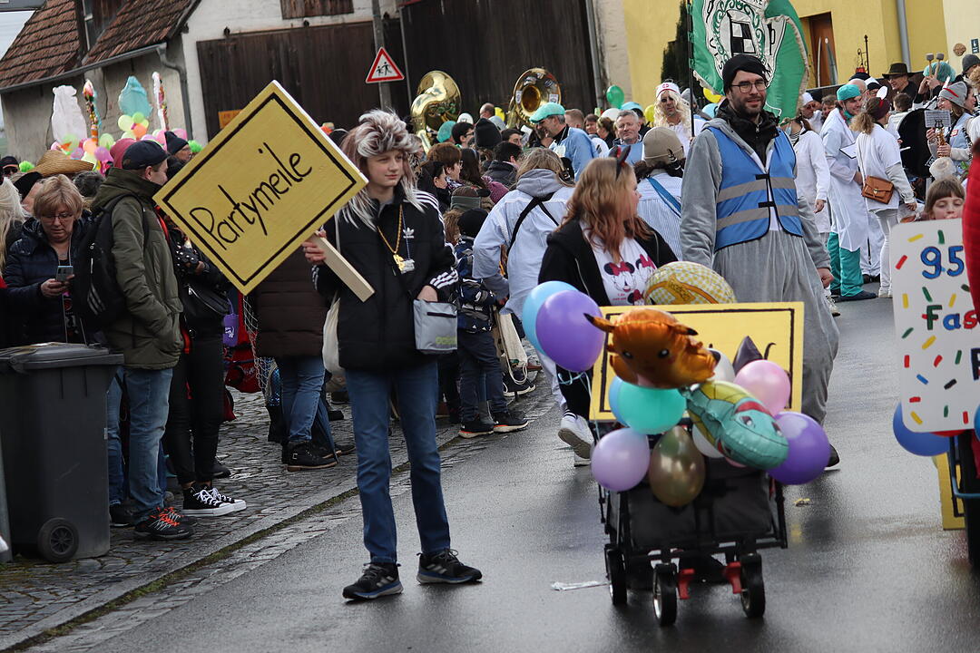 Die Hauptstrasse wurde zur Partymeile