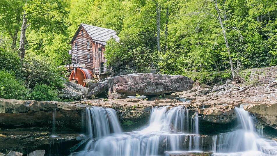 Eine Mühle an einem Wasserlauf - so wurde über Jahrhunderte an Wassermühlen Mehl gemahlen.