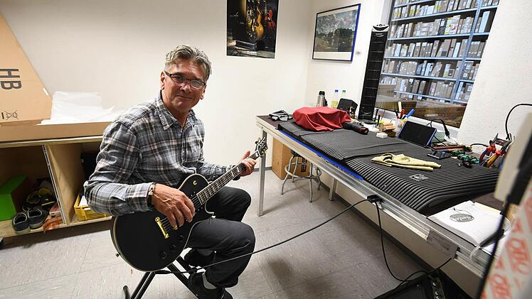 Die Gitarren werden von erfahrenen Musikern - im Bild Steve - geprüft und eingestellt. Foto: Ronald Rinklef