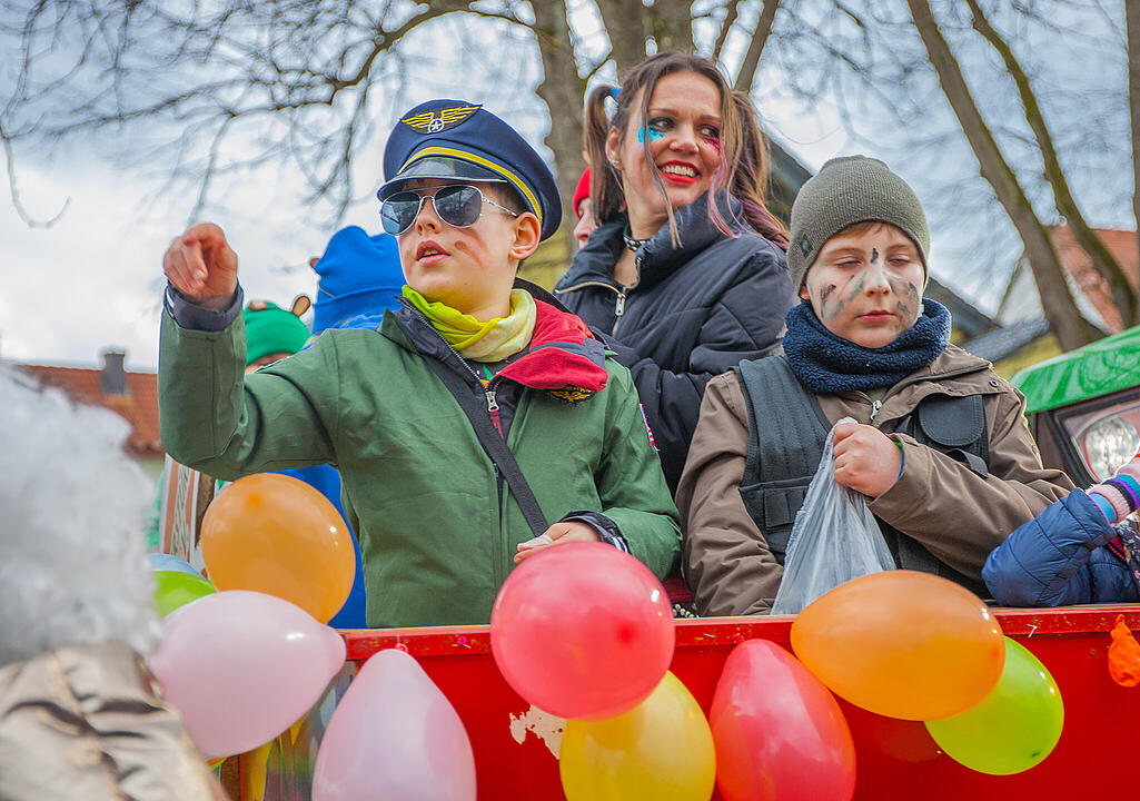 Tausende Narren und Närrinnen feierten auf der Straße