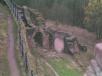 Der Eingang der Burgruine Wegelnburg.