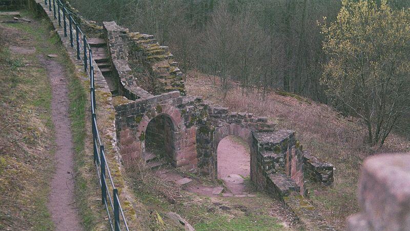Der Eingang der Burgruine Wegelnburg.