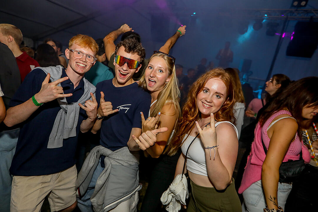 Partyzeltdorf mit 5 Areas!