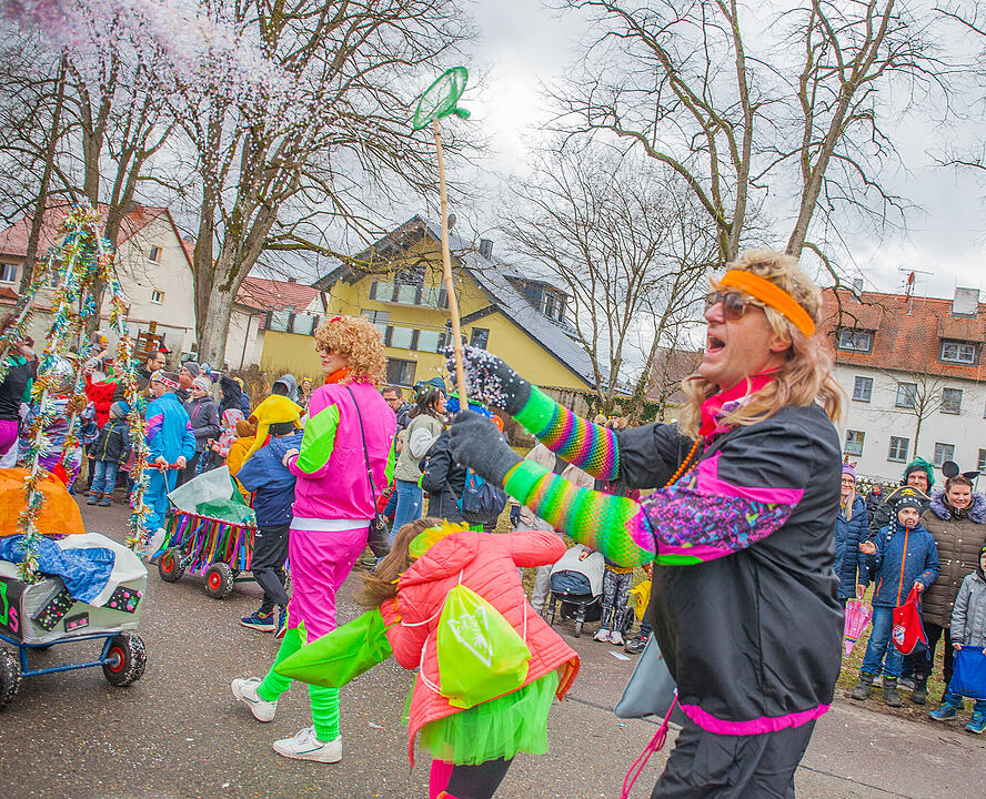 Tausende Narren und Närrinnen feierten auf der Straße