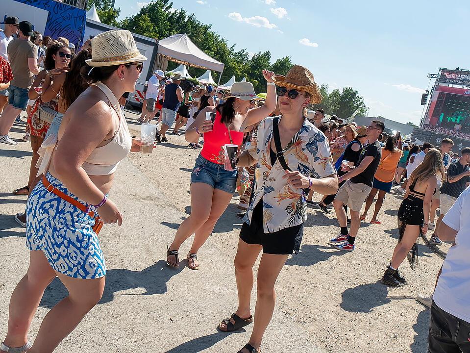 Mit internationalen und nationalen Live-Acts!
