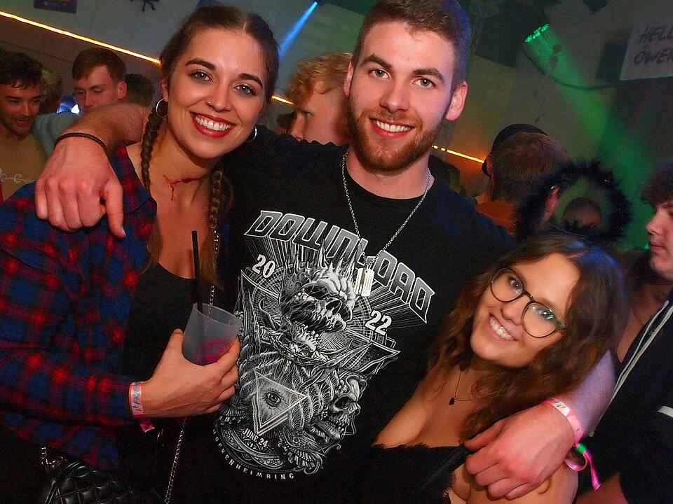 Viele verkleidete Besucher*innen feierten in Oberthulba