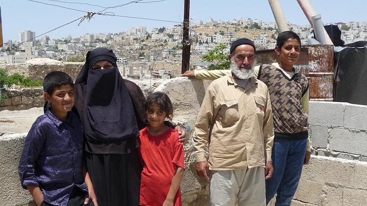 Auch dieser Familie aus Hebron konnte SOS mit seinem Familienstärkungsprogramm helfen und richtete den Eltern von neun Kindern eine Küche ein. Foto: irfe