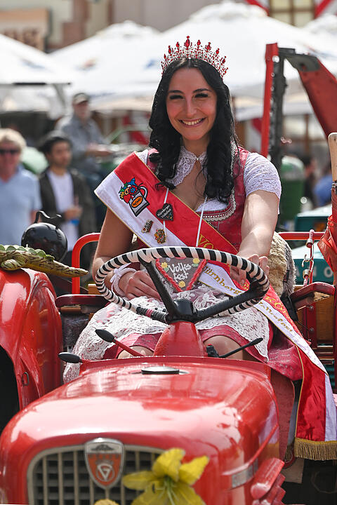 Nürnberger Frühlingsfest mit Rekordbesuch: 85 historische Traktoren auf Rundfahrt