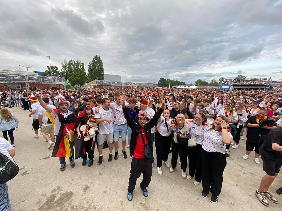 Deutschland steht im Achtelfinale und Nürnberger Fans feiern ausgelassen