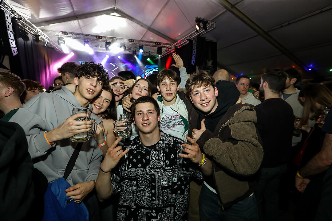 Beste Stimmung beim traditionsreichen Zeltweinfest an der Mainschleife!