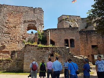 Führungen auf der Burg Nanstein bringen die Zeit der Pfälzer Burgen zurück.