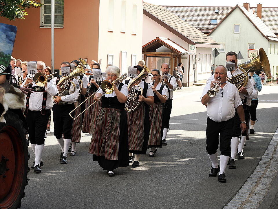 Motivwägen, Trachtengruppen und Musik-Kapellen
