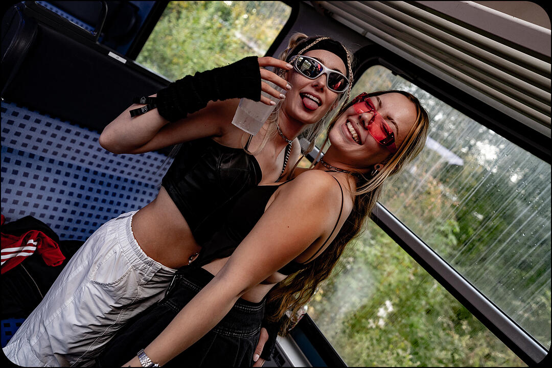 Hard Techno und Trance in drei verschiedenen Party-Waggons!