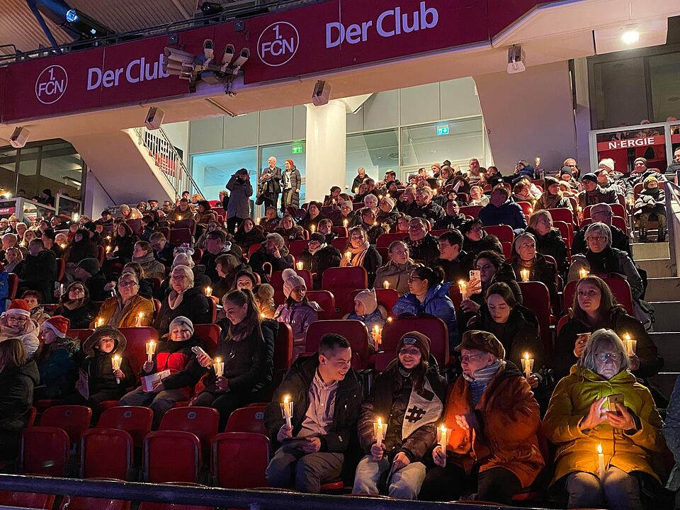 Endlich wieder: Impressionen vom Große Nürnberger Adventssingen 2022 im Max-Morlock-Stadion