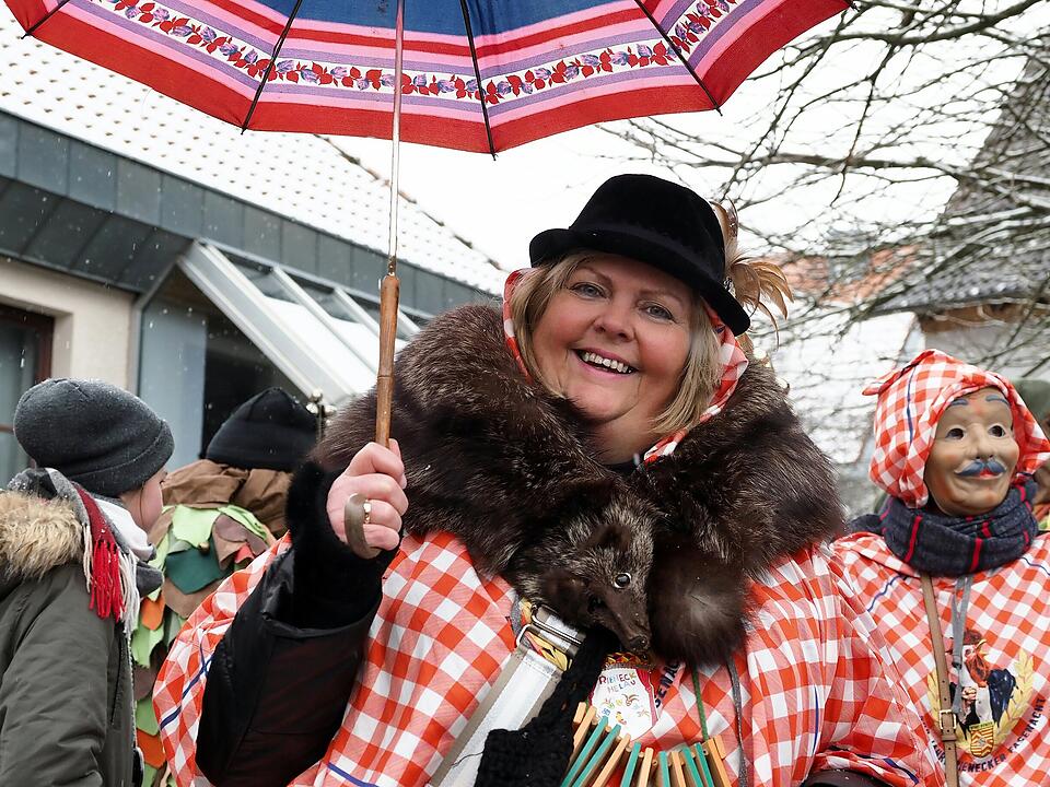 Tausende Besucher beim traditionellen Maskenumzug