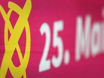 Auf einem Wahlplakat für die Europawahl ist am 23.05.20124 in Düsseldorf (Nordrhein-Westfalen) ein Kreuz der Stimmabgabe abgebildet. Am Sonntag sind die Bürger in Nordrhein-Westfalen zur Wahl aufgerufen. Foto: Martin Gerten/dpa