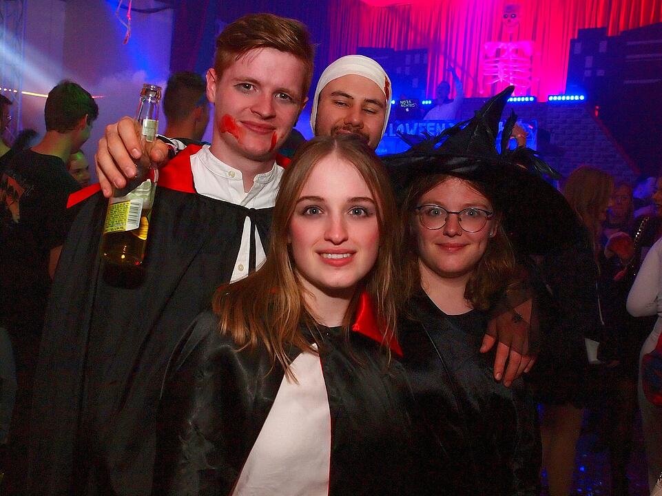 Viele verkleidete Besucher*innen feierten in Oberthulba