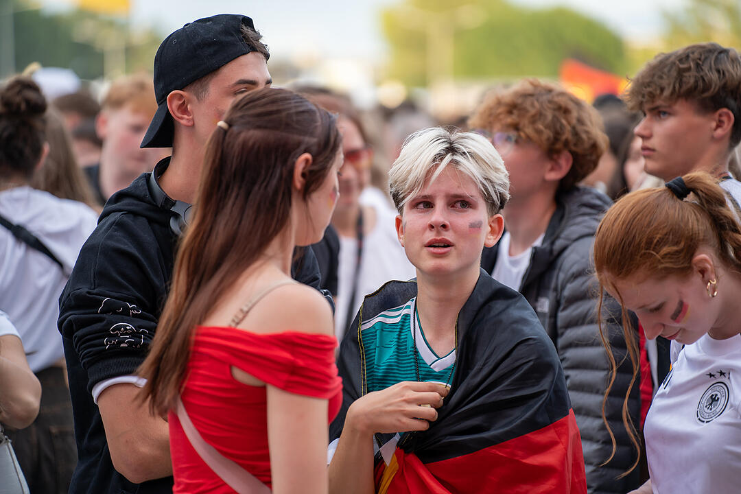 Fans schauen das EM-Viertelfinale zwischen Duetschland und Spanien in Nürnberg