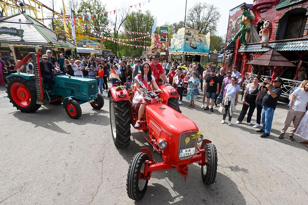 Nürnberger Frühlingsfest mit Rekordbesuch: 85 historische Traktoren auf Rundfahrt