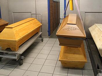 Bestatter bekommen die Grippewelle zu spüren: So ist etwa das Krematorium Meißen derzeit an der Belastungsgrenze. Die Mitarbeiter schieben Extraschichten. Foto: Bernd Wüstneck/dpa