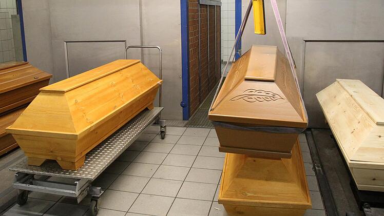 Bestatter bekommen die Grippewelle zu spüren: So ist etwa das Krematorium Meißen derzeit an der Belastungsgrenze. Die Mitarbeiter schieben Extraschichten. Foto: Bernd Wüstneck/dpa