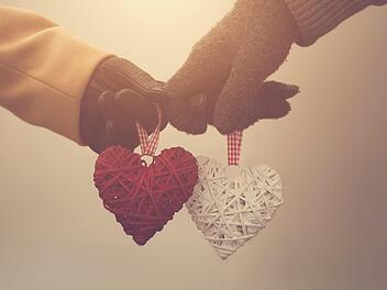 Weihnachten ist für viele Singles  eine schwere Zeit.  Das muss nicht sein: Tipps für ein gelungenes Weihnachtsfest.  Foto: KristinaJovanovic/ iStock