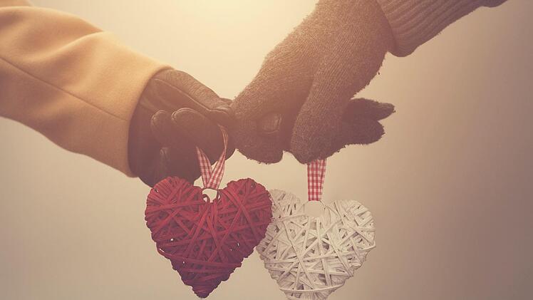 Weihnachten ist für viele Singles  eine schwere Zeit.  Das muss nicht sein: Tipps für ein gelungenes Weihnachtsfest.  Foto: KristinaJovanovic/ iStock