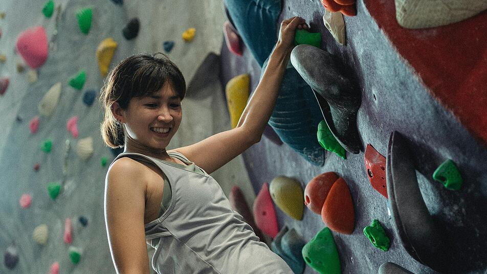 Dein Körper wird beim Bouldern mit jeder Muskelanspannung fitter und fitter.