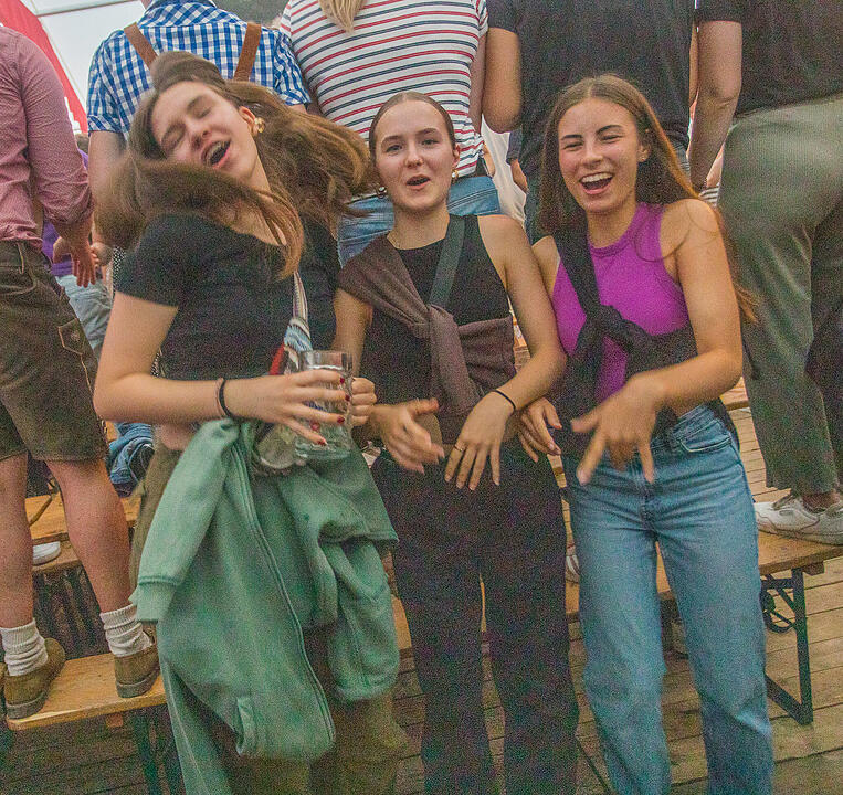 Musik im Festzelt gab es mit der Band "KLOSTERGOLD"