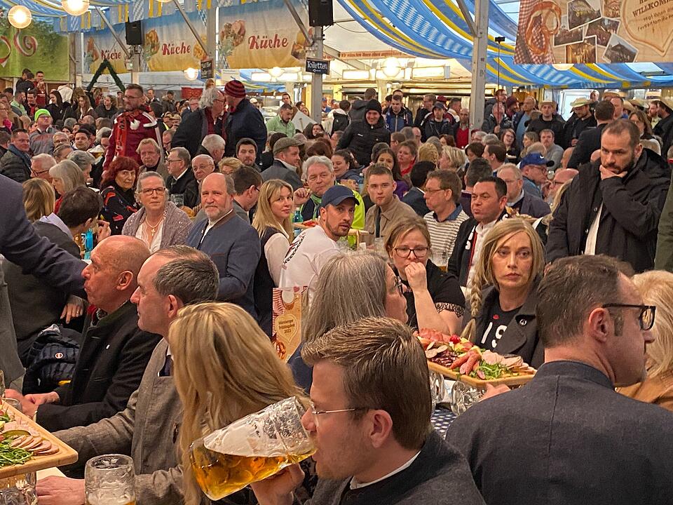 O'zapft is! Das Frühlingsfest am Dutzendteich beginnt