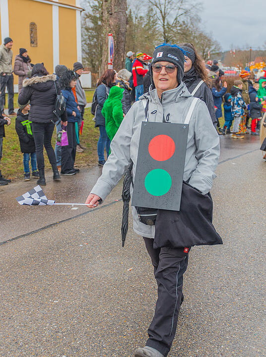 Buntes Faschingstreiben begeistert groß und klein.