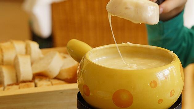 Das bekannte und beliebte Käsefondue stammt ursprünglich aus der Schweiz.