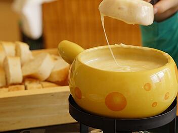 Das bekannte und beliebte Käsefondue stammt ursprünglich aus der Schweiz.
