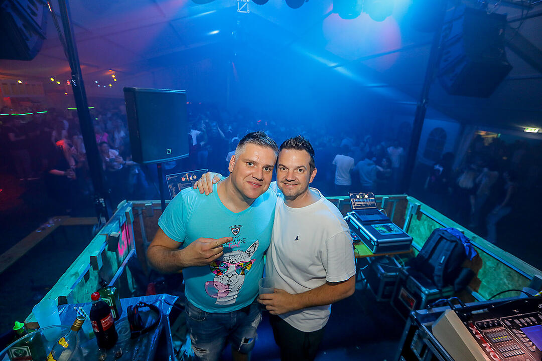 Partyzeltdorf mit 5 Areas!