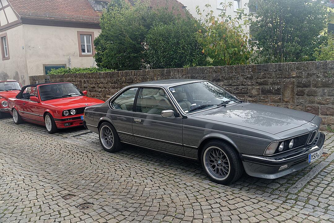 Historische Automobile und Motorräder