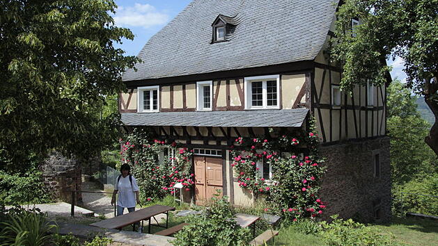 Traditionelle Fachwerkbauweise und ländliche, idyllische Gärten prägen das Bild des Freilichtmuseums Roscheider Hof in Konz.