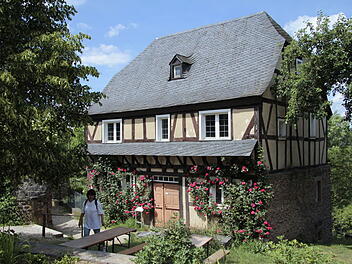 Traditionelle Fachwerkbauweise und ländliche, idyllische Gärten prägen das Bild des Freilichtmuseums Roscheider Hof in Konz.