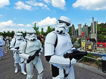 Bei den Star-Wars-Tagen ziehen kostümierte Figuren durchs Legoland. Die LEGO STAR WARS Tage finden vom 19. bis zum 22. Juni im Legoland Günzburg statt. Foto: Legoland Deutschland