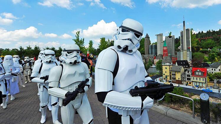Bei den Star-Wars-Tagen ziehen kostümierte Figuren durchs Legoland. Die LEGO STAR WARS Tage finden vom 19. bis zum 22. Juni im Legoland Günzburg statt. Foto: Legoland Deutschland