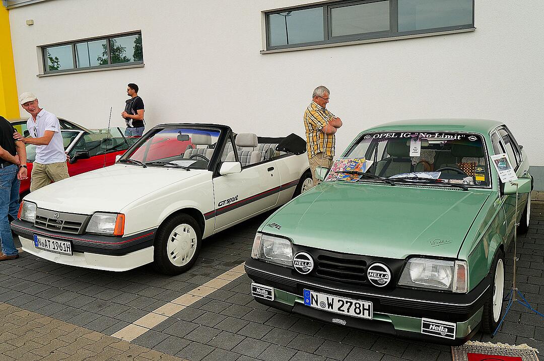 Autos, Motorräder, Mopeds und Traktoren gab es zu bewundern.