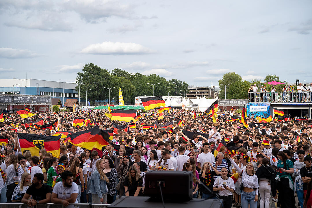 Fans schauen das EM-Viertelfinale zwischen Duetschland und Spanien in Nürnberg