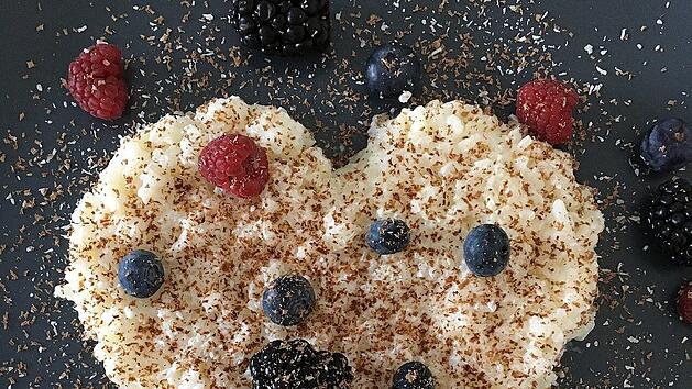Apfel-Zimt-Milchreis: Die leckere Süßspeise lässt sich z.B. mit Beeren toll auf dem Teller anrichten.