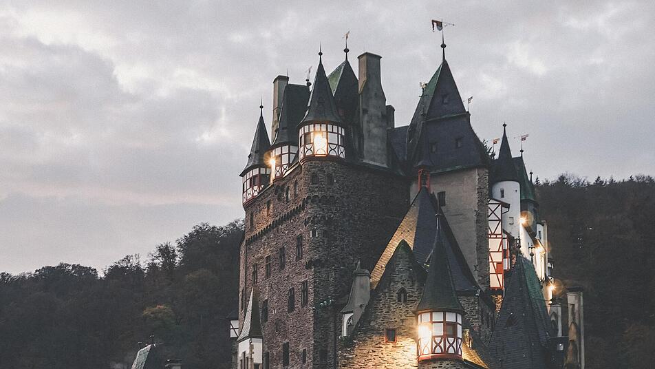 Wie im Märchenbuch steht die Burg Eltz da.