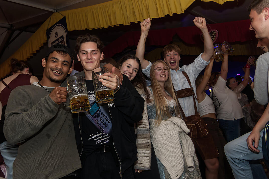 Die Partyband "Die Stodlrocker" spielten am Freitag zum Auftakt.