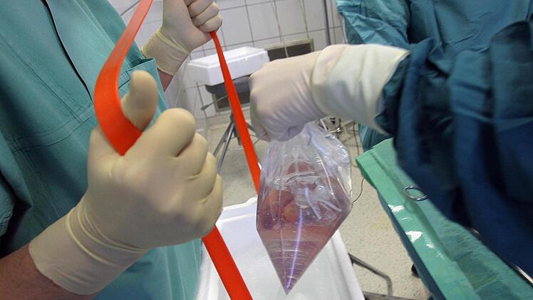 Das Foto zeigt die Entnahme einer Niere, die für eine Transplantation vorgesehen ist. Foto: Jan-Peter Kasper/dpa-Archiv
