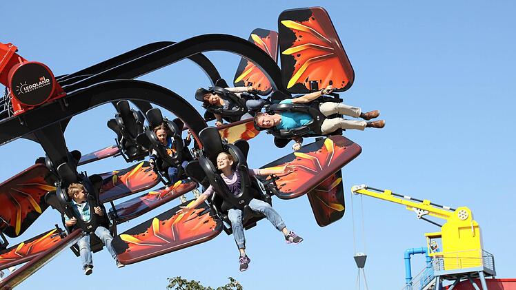 Im Flying Ninjago können sich die Besucher durch die Lüfte schwingen. Foto: Legoland