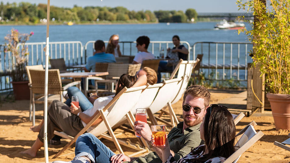 Am Mainzer Stadtstrand lässt es sich im Sommer herrlich entspannen.